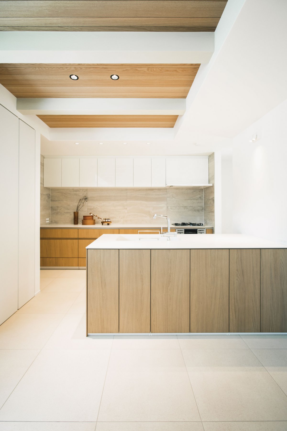 作業スペースとたっぷり収納を両立したⅡ型キッチン