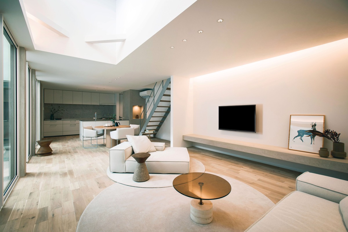 光をたっぷり取り込む大きな吹抜空間