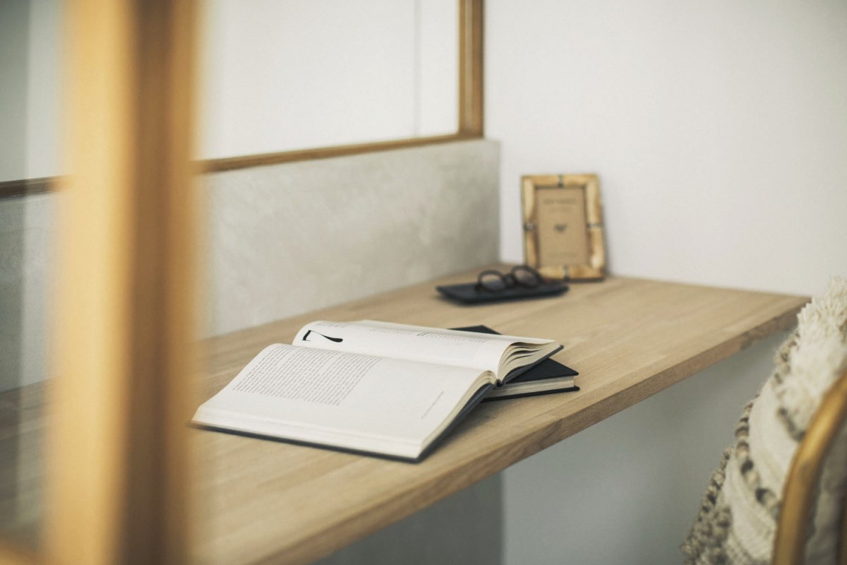 中庭を眺められる書斎