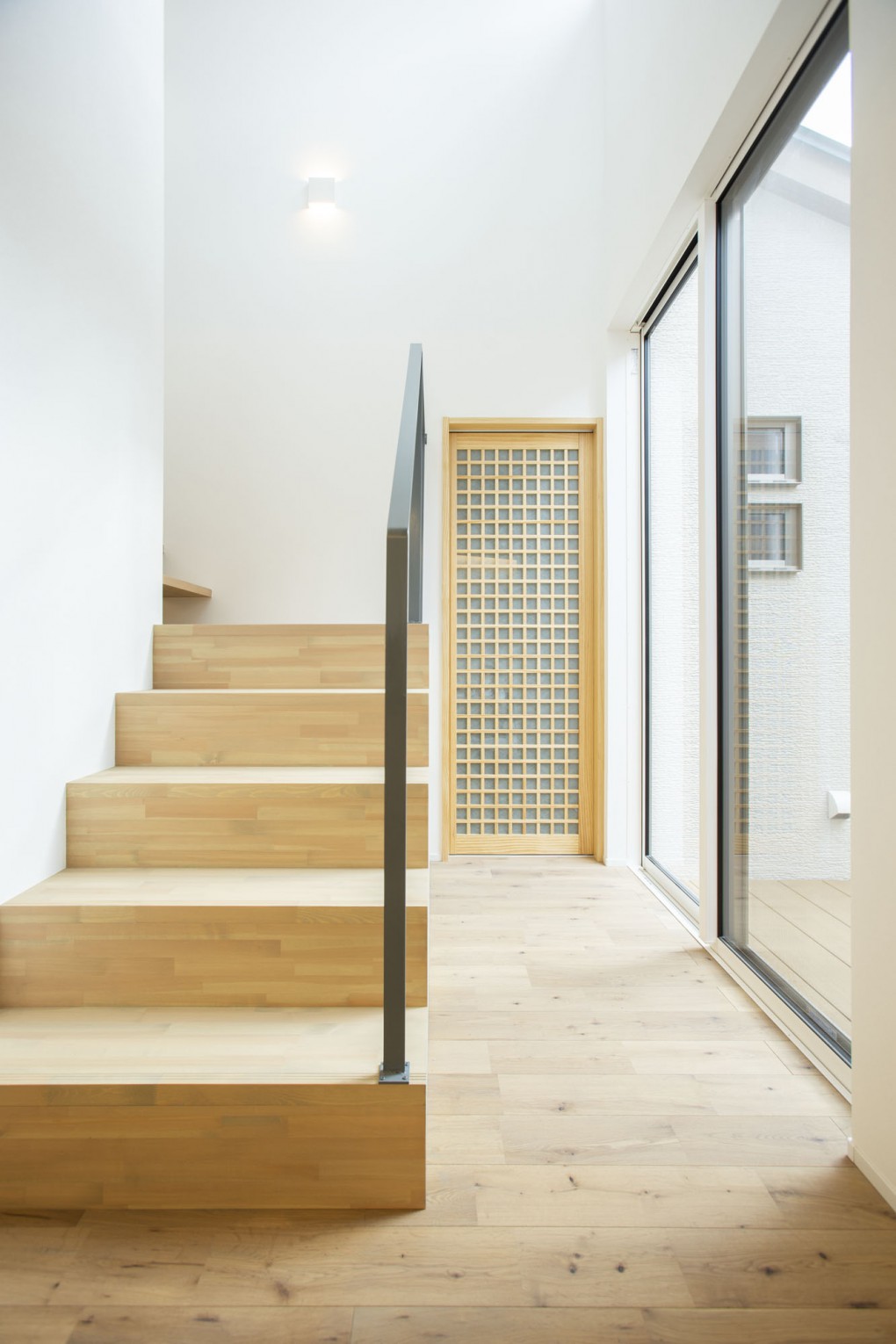 鼻の出なしの階段と、和風な建具